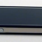 vau Edge Bumper bright darkness in Nutzung mit iPhone 4S - Ansicht von links