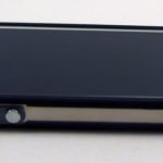 vau Edge Bumper invisible black in Nutzung mit iPhone 4S - Ansicht von links