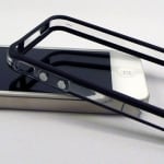 vau Edge Bumper invisible black auf weißem iPhone 4S