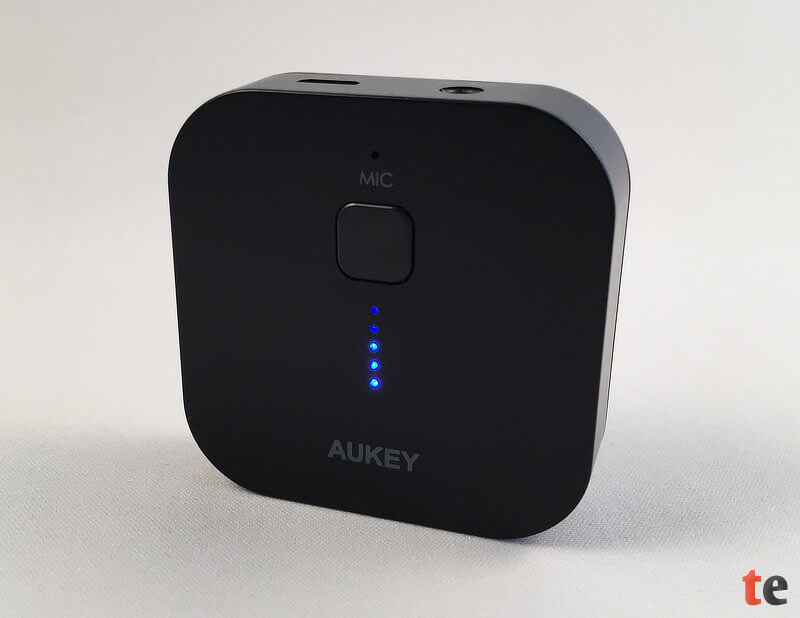 Kleine LED-Lampen signalisieren auf der Oberseite des Aukey-Bluetooth-Empfängers den aktuellen Betriebsmodus, den Akkustand und den Status der Bluetooth-Verbindung.