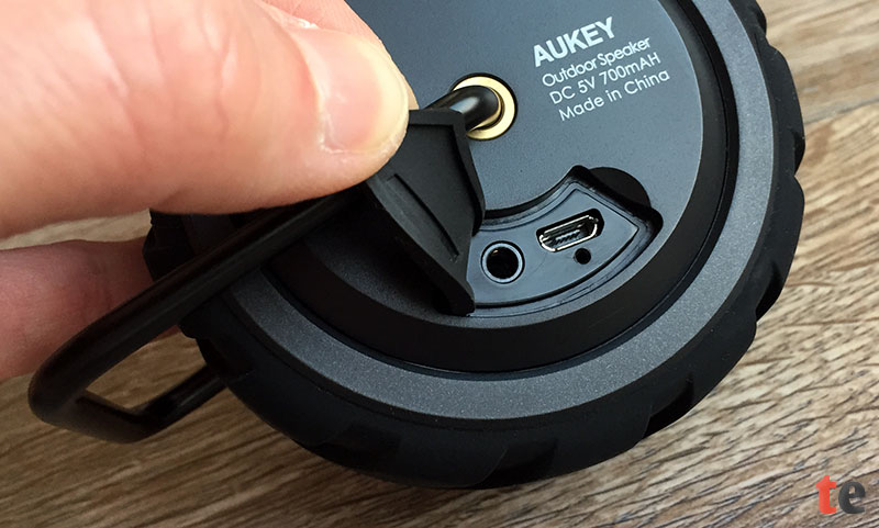 Der Aukey Lautsprecher nimmt über die integrierte AUX-Buche auch Musik per Klinkenstecker entgegen, sofern das Smartphone oder Tablet kein Bluetooth unterstützen sollte. Das hierfür benötigte Kabel legt der Hersteller netterweise gleich mit bei.