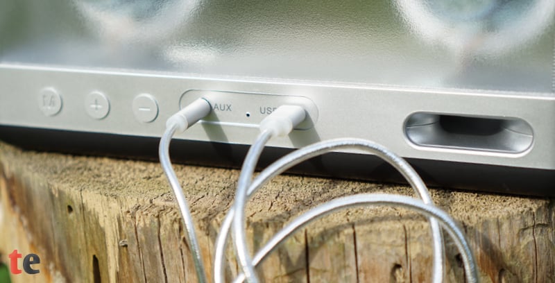 Sofern am Abspielgerät kein Bluetooth vorhanden sein sollte, so lässt sich die Box auch über ein beiliegendes Klinkenkabel verbinden. Die hierfür notwendige AUX-Buchse sitzt auf der Rückseite des Lautsprechers.