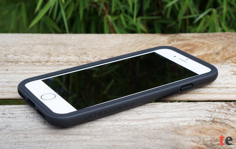 Der CrashGuard-Bumper von RhinoShield erweist sich als der ideale Schutz für die empfindlichen Kanten des iPhones. Das Case kann einen Aufprall aus bis zu 3 Metern Höhe abfedern und schützt zusätzlich das Display vor Kratzern durch eine umlaufende Erhöhung auf der Vorder- und Rückseite.