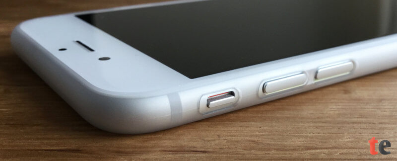 Das federleichte Spigen Air Skin Case passt dem iPhone wie eine zweite Haut und verleiht diesem eine gute Griffigkeit. Jedoch bietet es nur geringen Schutz bei einem Sturz.