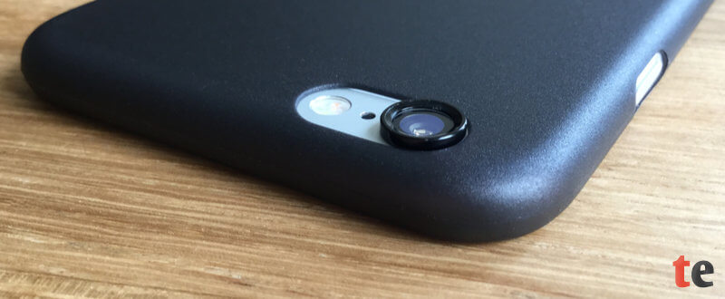 TheSmartGuard legt seiner Ultra-Slim Hülle einen kleinen Ring bei, der sich um die Linse herum aufkleben lässt. Dieser Ring bietet zwar einen guten Schutz gegen Kratzer, fällt aber bei unserem Testbericht nach kurzer Zeit bereits wieder von der Kameralinse ab.