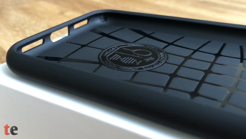 Die Spigen Liquid Air Hülle besteht aus einem schwarzen Soft-TPU-Material, welches äußerst unempfindlich, gut verarbeitet und recht lange haltbar ist. Dank der eingelassenen Luftpolster in den Kanten dürfte die Schutzhülle das iPhone X zudem vor einem größeren Schaden bewahren können.