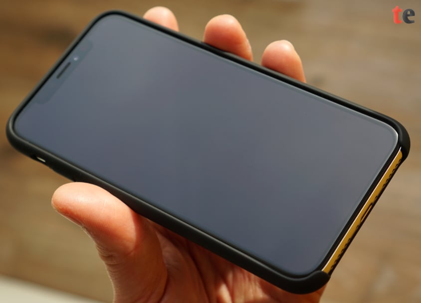 Die TORRAS Love Series Schutzhülle hat, ähnlich wie auch die Original-Hüllen von Apple, im unteren Bereich eine Aussparung, sodass die häufig genutzte Wisch-Geste von unten zur Display-Mitte hin nicht behindert wird.