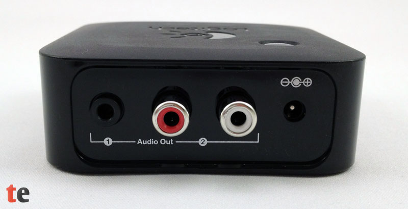 Die rückseitig angebrachten Anschlüsse des Logitech Wireless Speaker Adapter: 3,5 mm Klinkenbuchse und zwei Cinch-Buchsen (links/rechts) für die Audioausgabe sowie die Buchse für das Netzkabel.