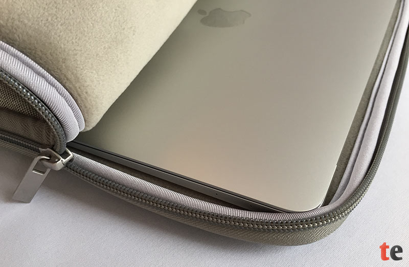Die Passform der Inateck Tasche ist sehr gut auf das MacBook abgestimmt. Ein zusätzlich eingenähter Kantenschutz umschließt das Notebook komplett und soll auf diese Weise einen Sturz etwas abfedern.