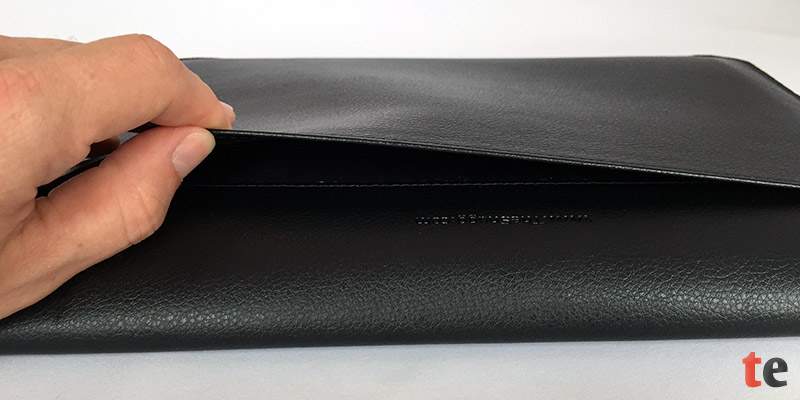 Das Seitenfach der Snugg Kunstledertasche bietet lediglich Platz für ein paar Blätter Papier. Weiteres Zubehör bekommt man hier leider nicht hinein.