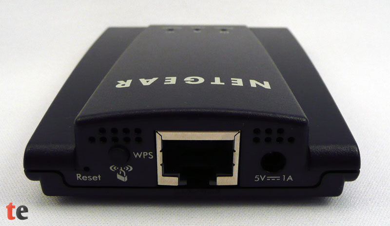 Die rückseitig angebrachten Anschlüsse des Netgear WNCE2001 Adapters für den LAN-Anschluss, die Stromversorgung sowie der WPS- und ein Reset-Knopf zum Zurücksetzen der Werkseinstellungen.