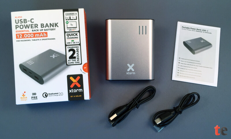 Zum Lieferumfang der Xtorm AL450 USB-C Powerbank gehören ein USB-A-auf-USB-C Adapterkabel sowie ein USB-A-auf-MicroUSB Kabel und eine gut bebilderte Anleitung.