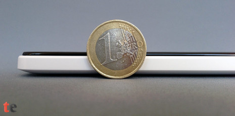 Wiko Rainbow im Größenvergleich mit einer 1 Euro-Münze
