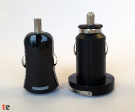 xcessory USB-Adapter im direkten Längenvergleich mit dem Wicked Chili DUAL-Ladeadapter