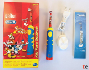 Oral-B Kinderzahnbürste mit Verpackung und Ladeadapter