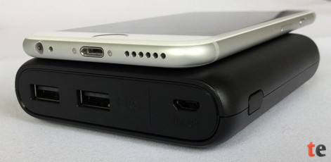 Anker Powercore 10400 mAh Powerbank im Größenvergleich mit einem iPhone 6s